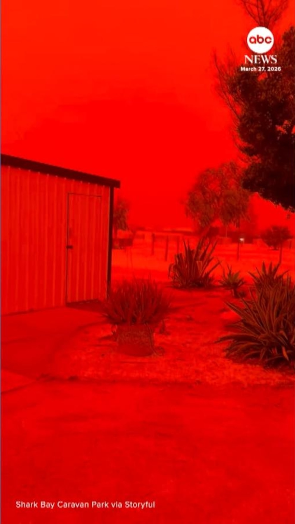 Video Sky turns red in Western Australia ahead of tropical cyclone