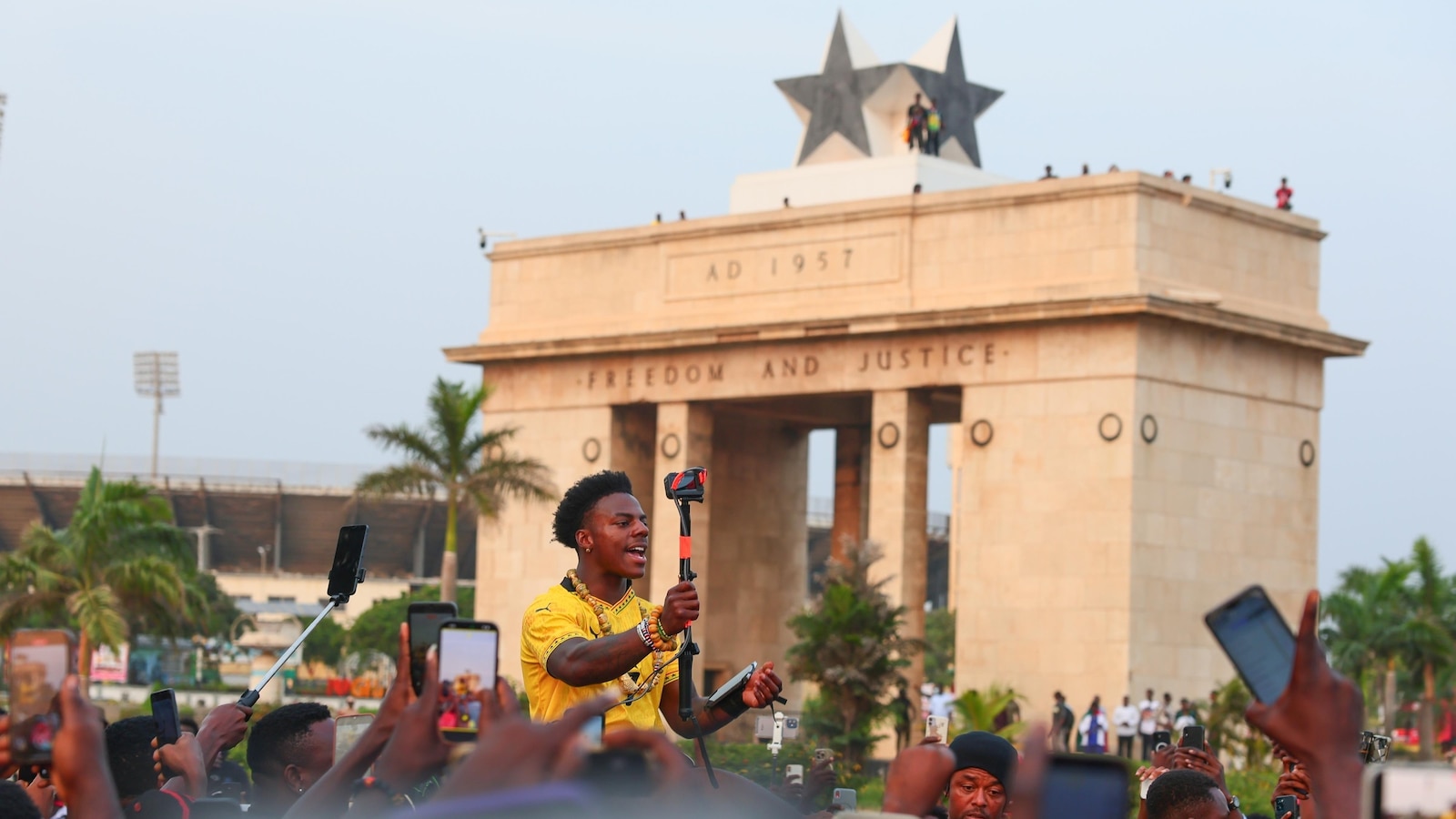 IShowSpeed-streamer proeft eten en leert traditionele dansen tijdens een Afrikaanse tournee