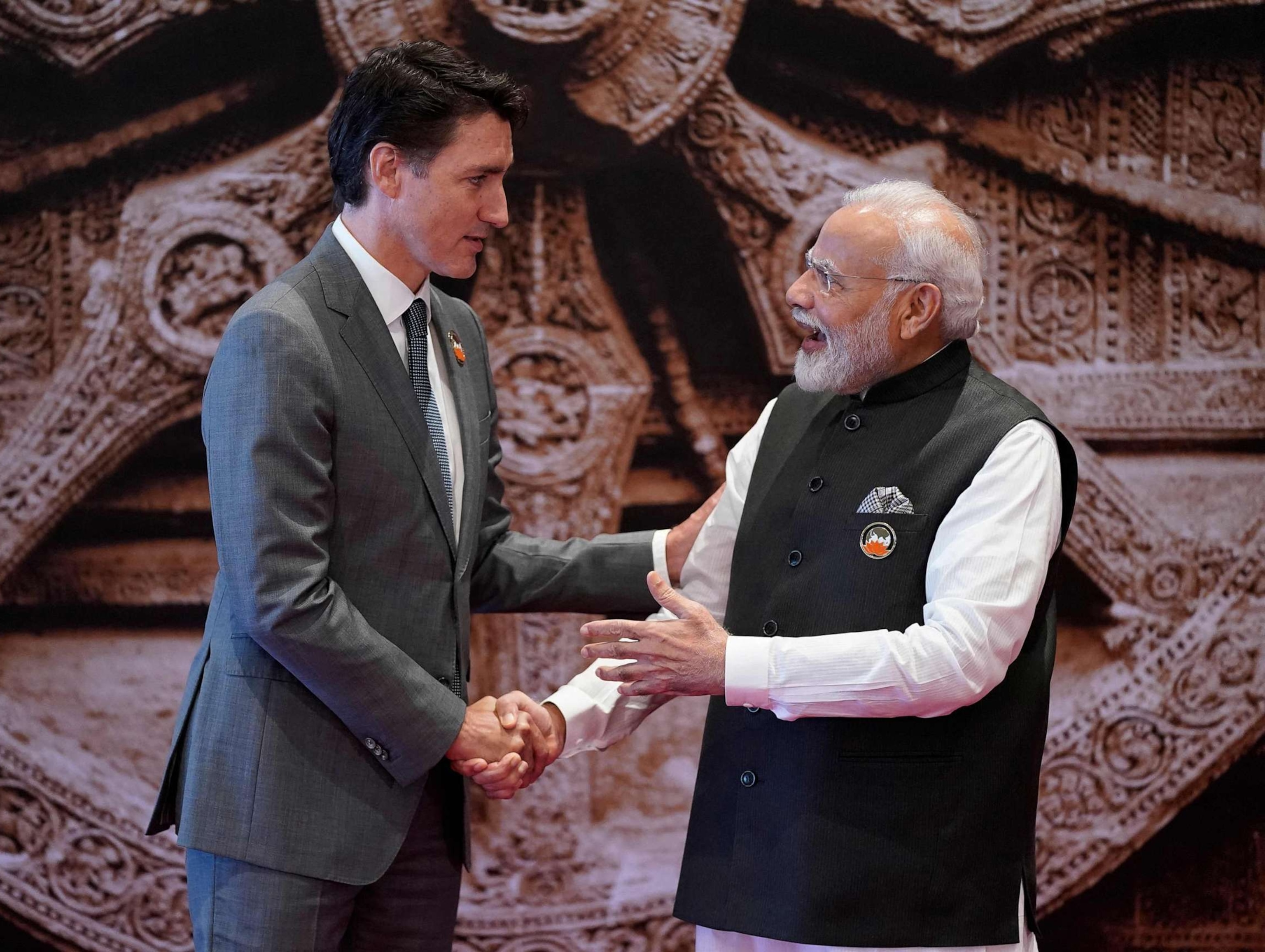 FOTO: Perdana Menteri India Narendra Modi, kanan, berjabat tangan dengan Perdana Menteri Kanada Justin Trudeau menjelang KTT Pemimpin G20, 9 September 2023, di New Delhi.