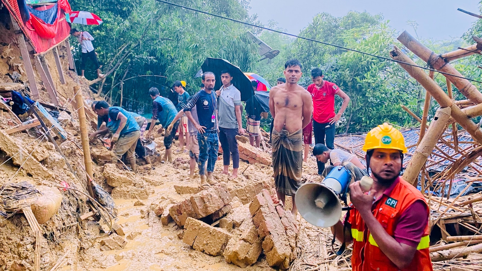 Deslizamento de monção mata pelo menos cinco crianças em campo Rohingya em Bangladesh