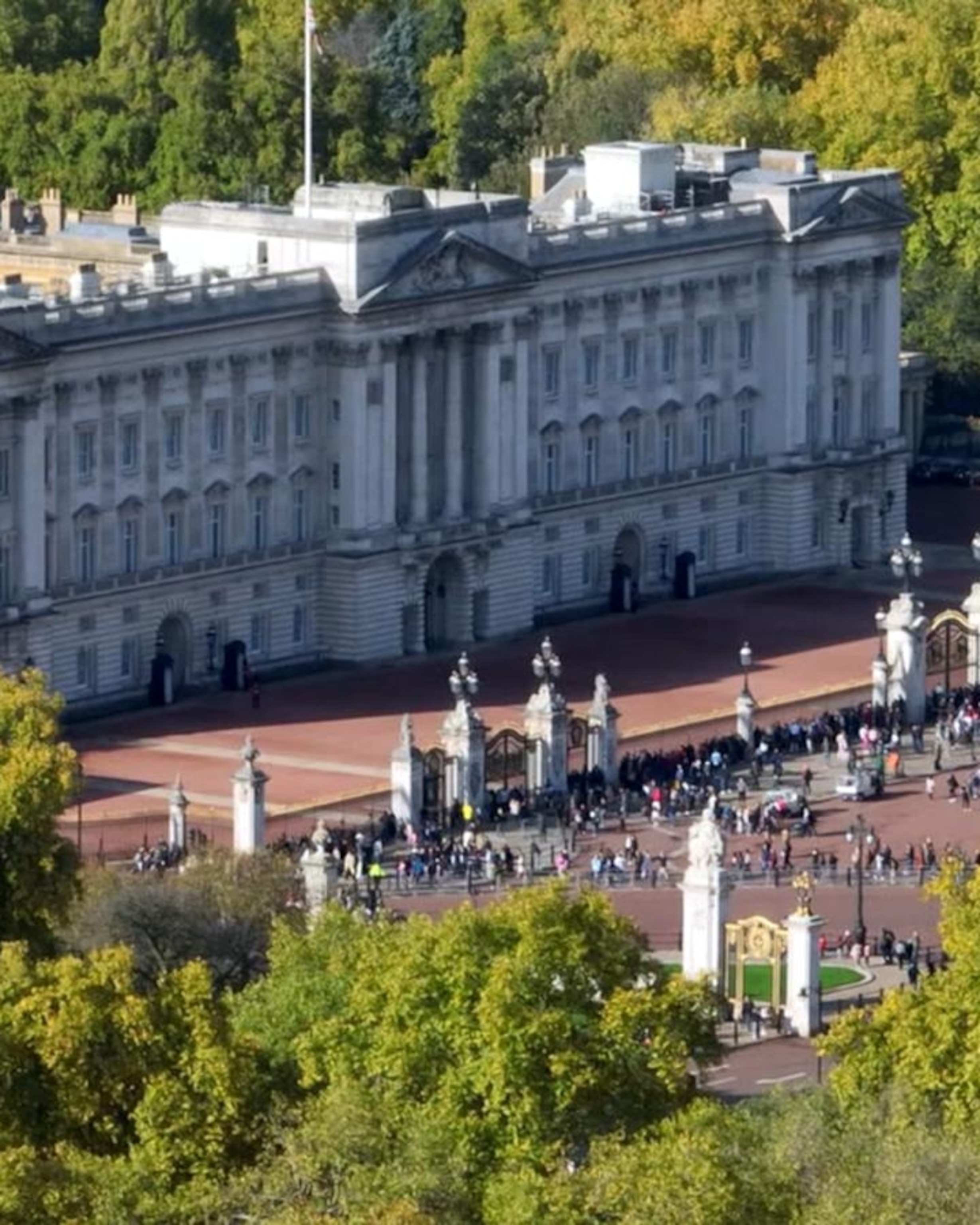 Video King Charles, Queen Camilla will not move into Buckingham