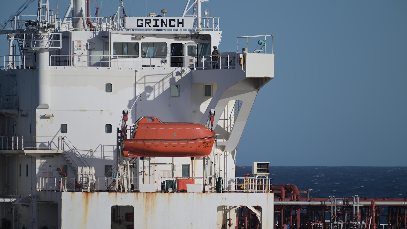 Капитанът на петролен танкер заловен от френския флот в Средиземно