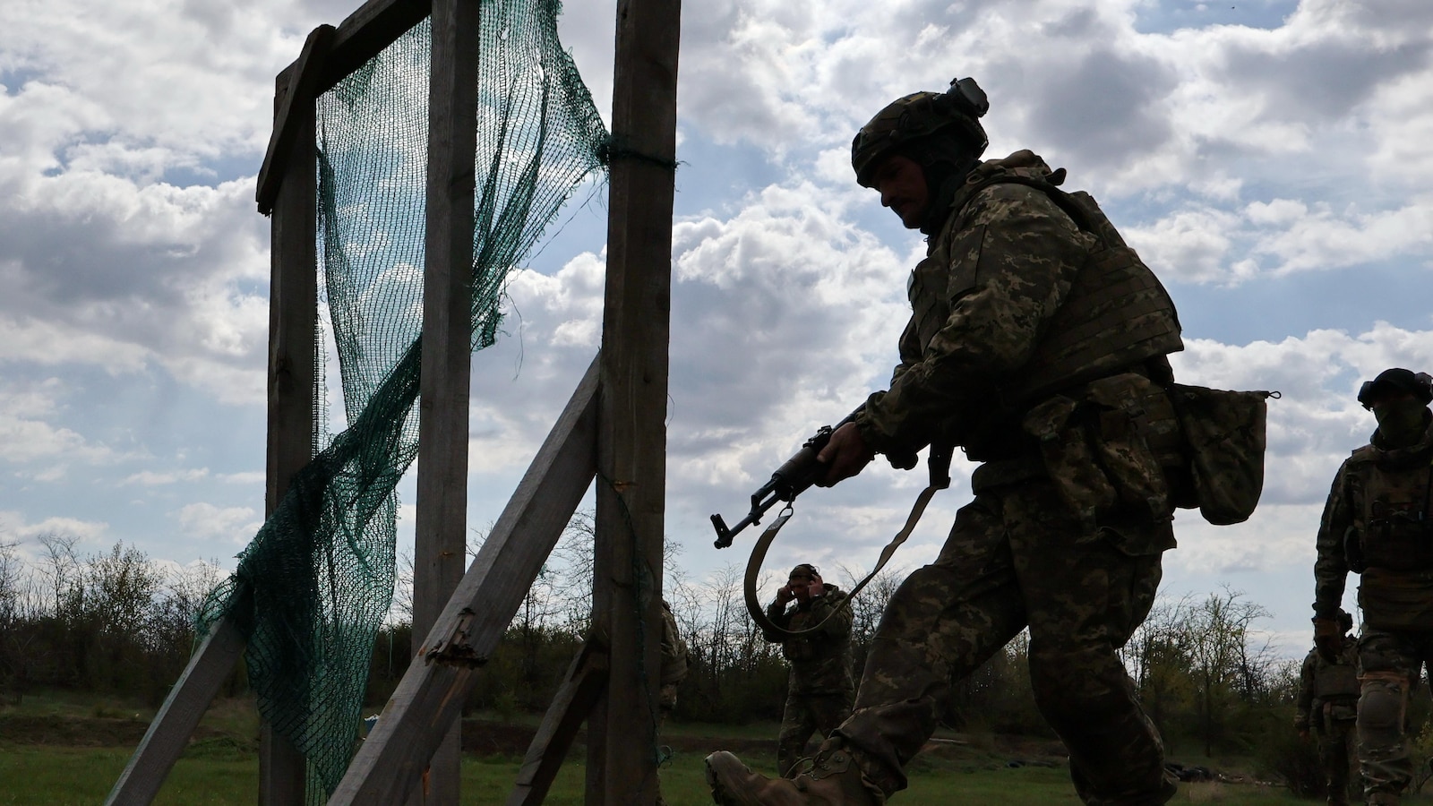  Supporters of bill to aid Ukraine and sanction Russia hit number to force House vote