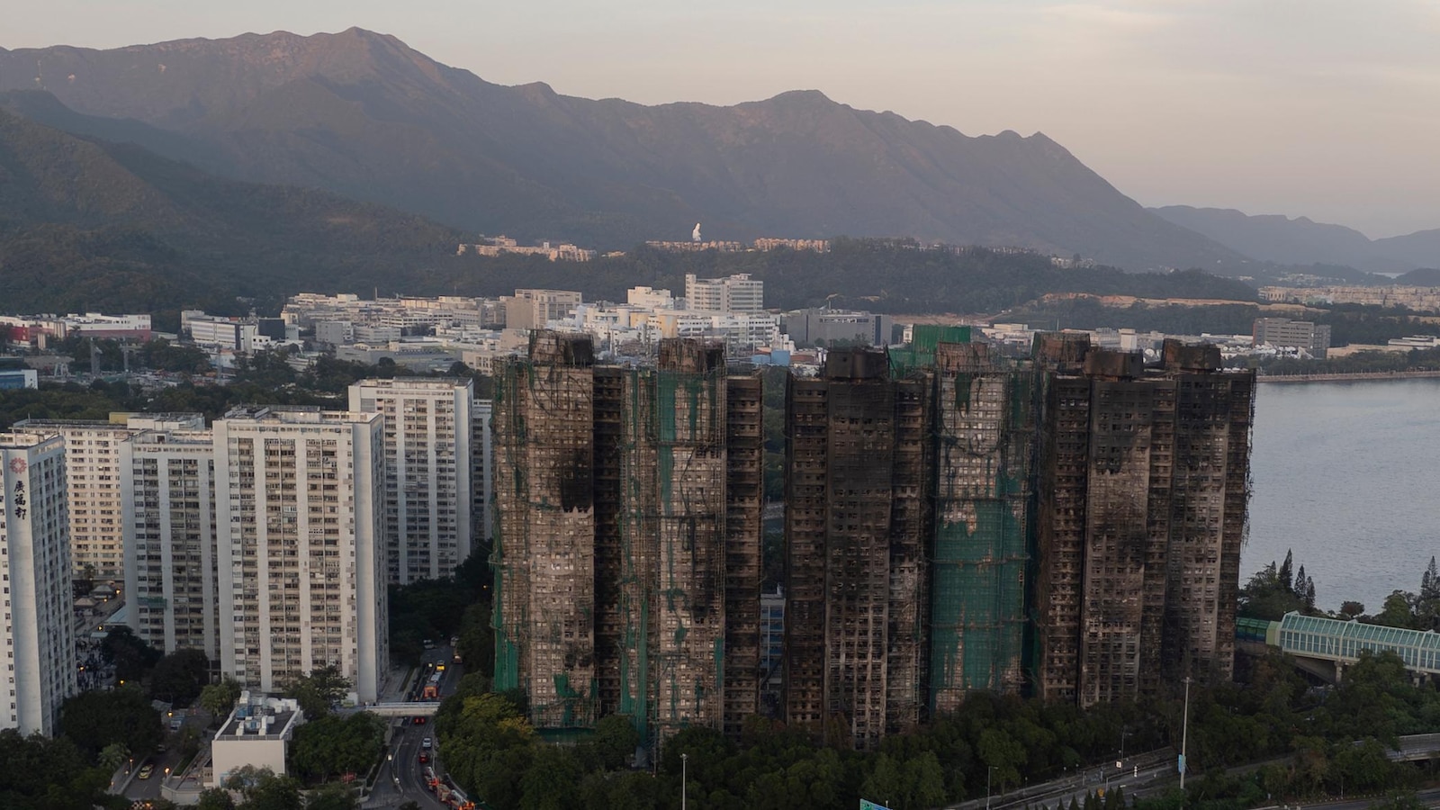 Полицията в Хонконг арестува мъж за публикации за смъртоносен пожар