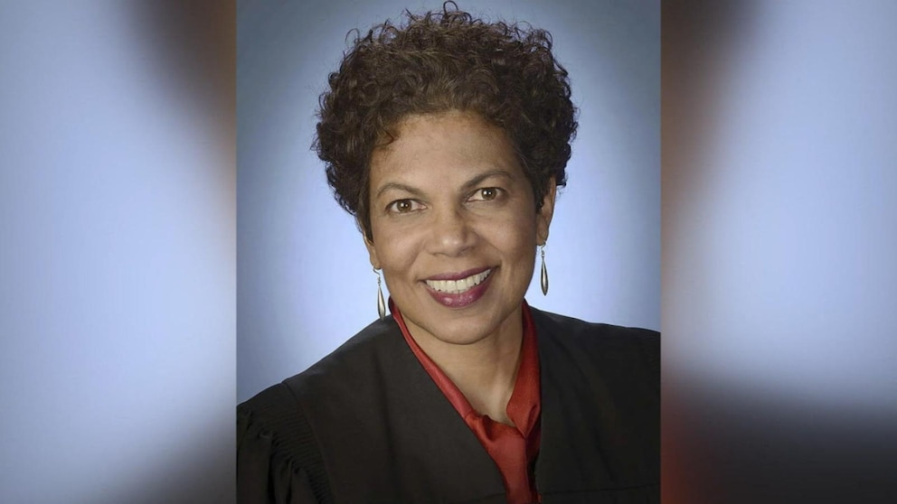 Video Texas woman arrested for alleged death threats to DC judge in ...