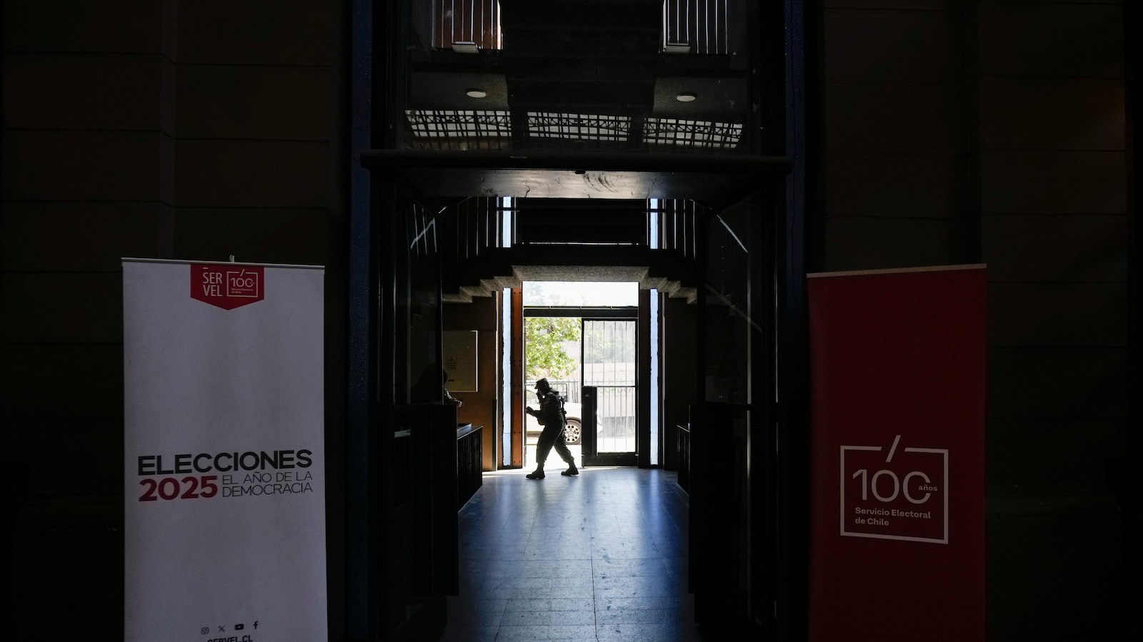 وفي تشيلي التي تعاني من الجريمة، تضع الانتخابات الرئاسية الشيوعيين في مواجهة اليمين المتطرف