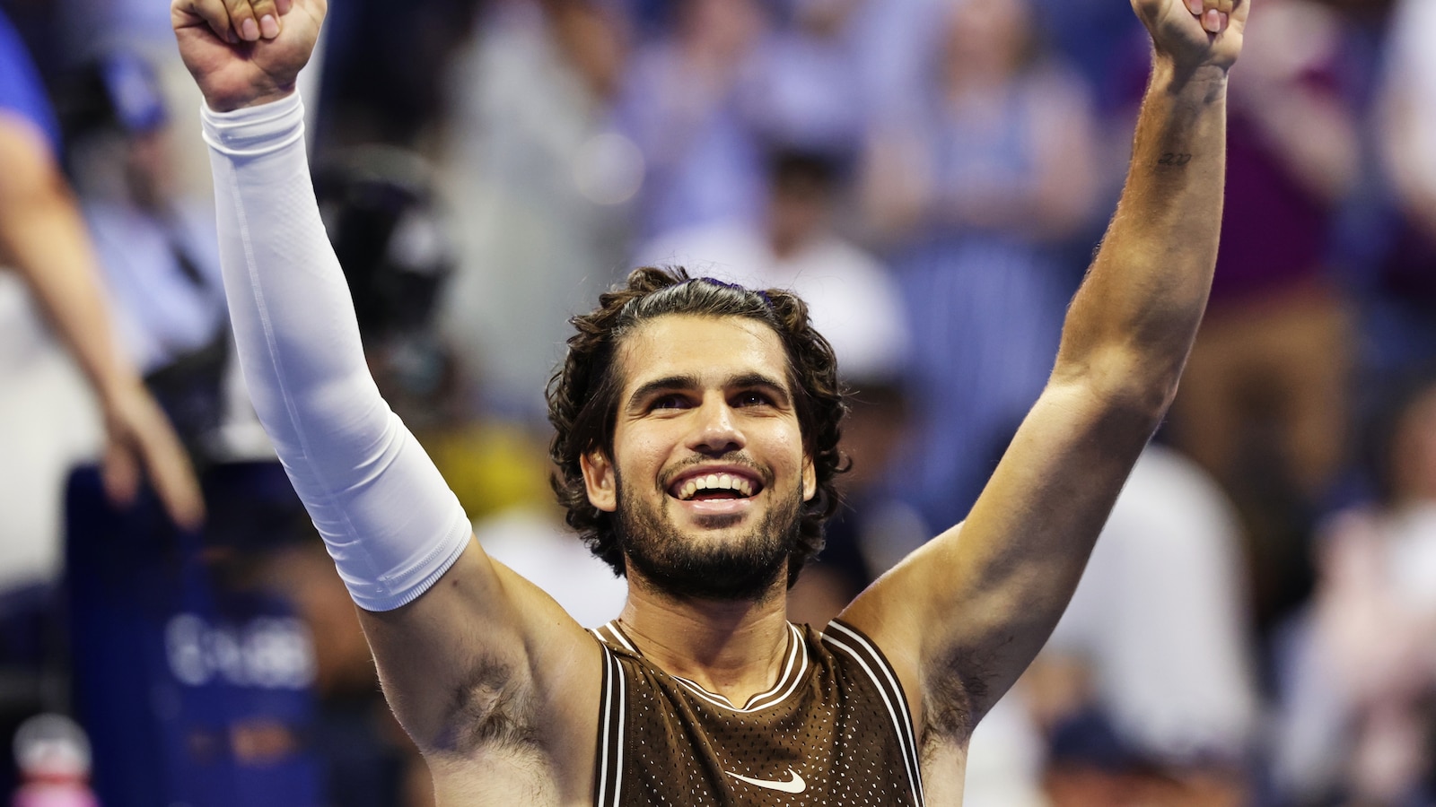 Alcaraz Overcomes First-Set Deficit to Reach US Open Third Round