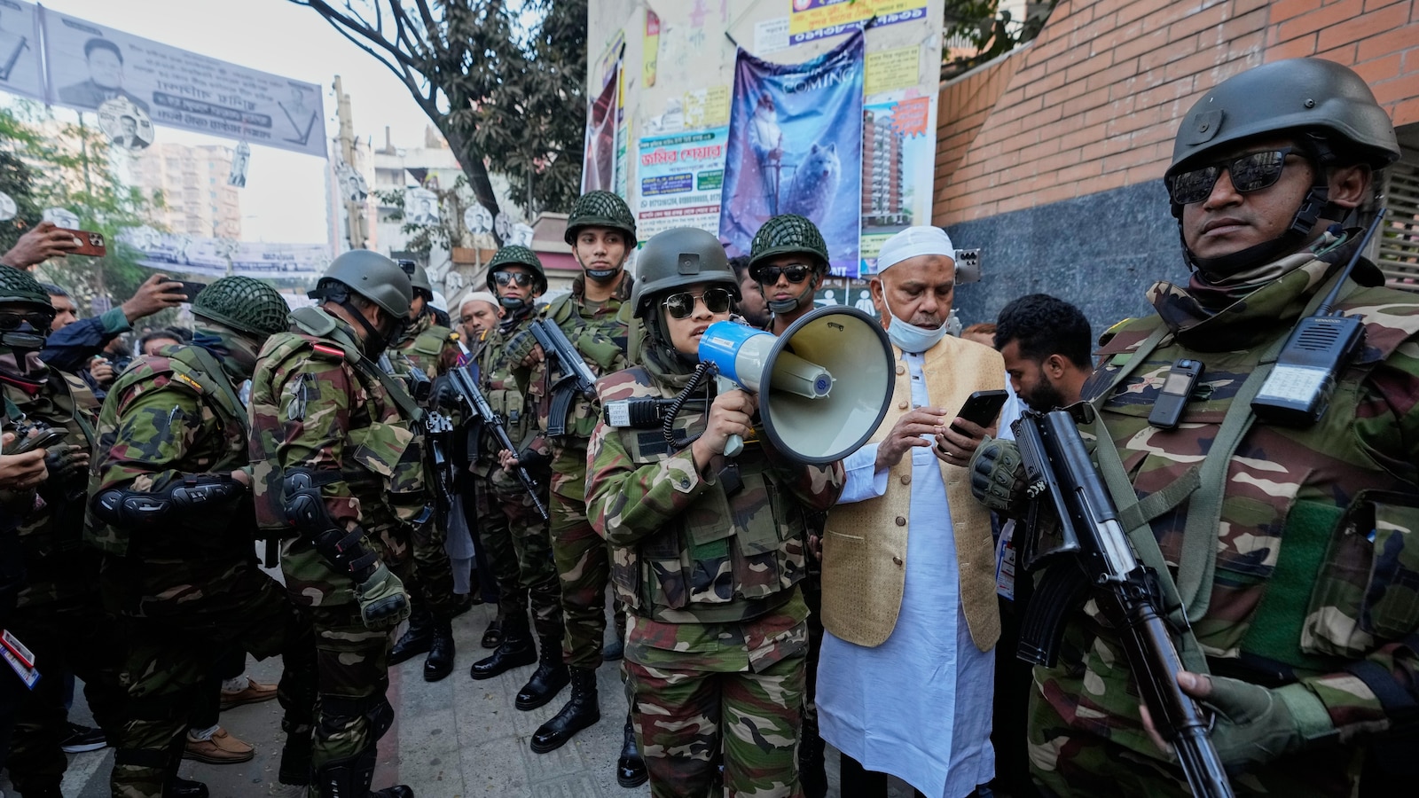 Отварят се избирателни секции за първите избори в Бангладеш след бунта през 2024 г., който свали Хасина