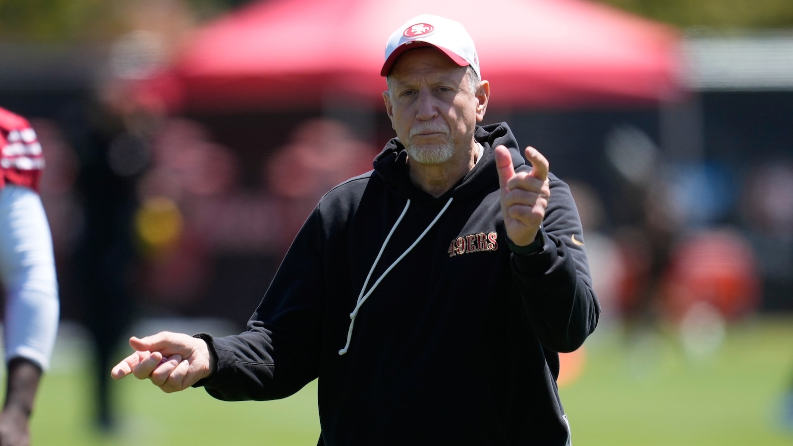 Kyle Shanahan faz uma aparição especial no treino do 49ers após recente acidente de carro