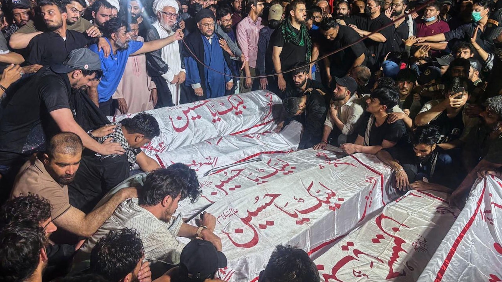 باكستان تنشر الجيش وتفرض حظر التجول بعد احتجاجات دامية ضد الهجوم الإيراني