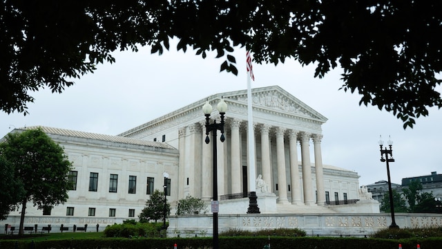 Supreme Court Eases Deportation for Green Card Holders