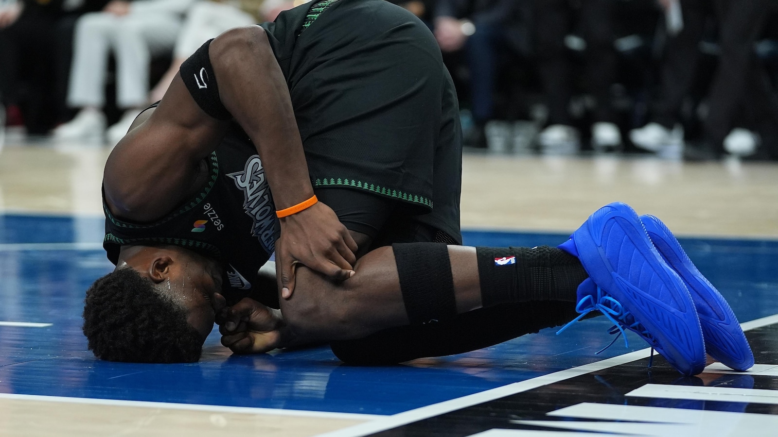 Wolves' Anthony Edwards has bone bruise in left knee, AP source says. He's likely to miss weeks