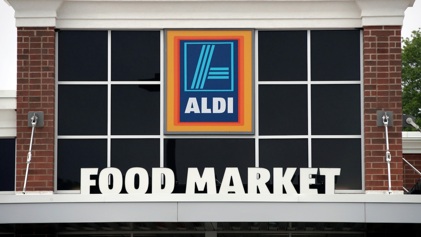 Bargain grocer Aldi seizes the moment and expands with consumers hurting