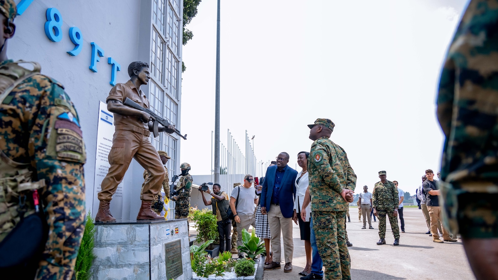 Военните на Уганда откриха статуя на брата на Нетаняху, загинал през 1976 г. при спасяването на заложници в Ентебе
