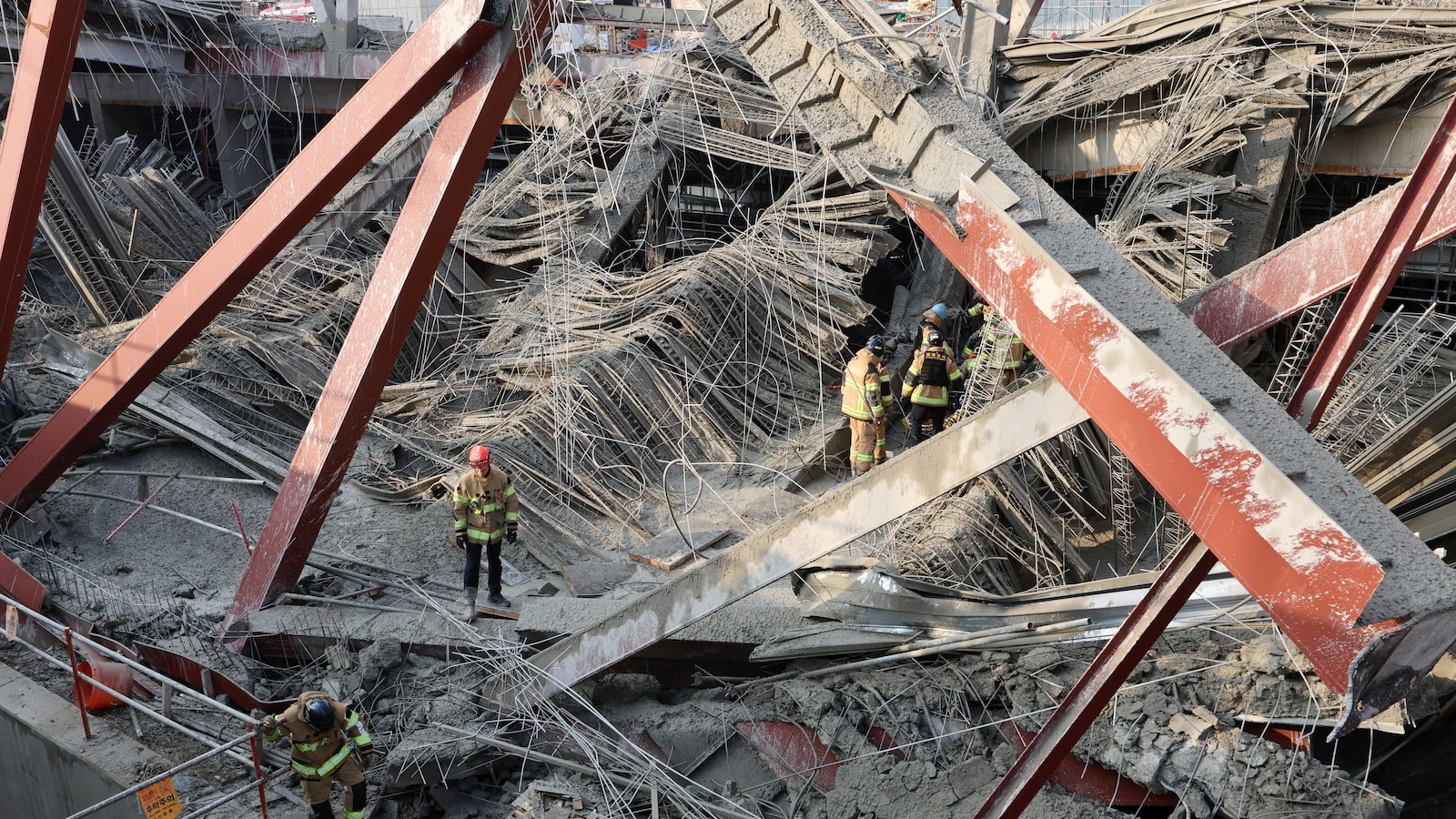 Строяща се библиотека в Южна Корея се срути, уби 1 и заклещи 3