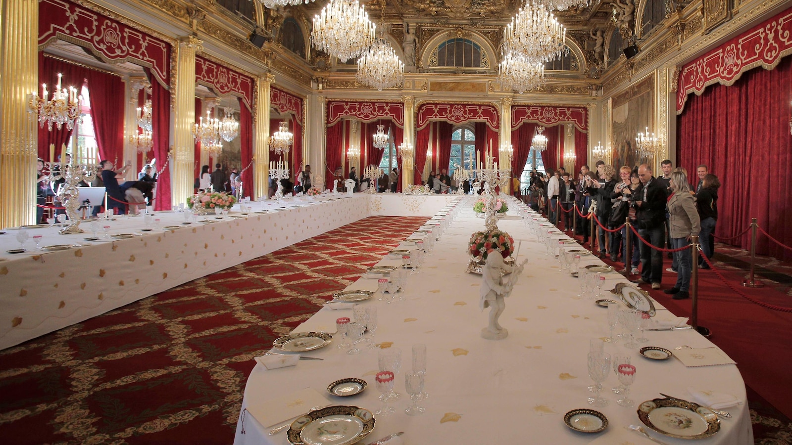 Сребърният стюард на Елисейския дворец арестуван за кражба на сребърни прибори на стойност хиляди евро