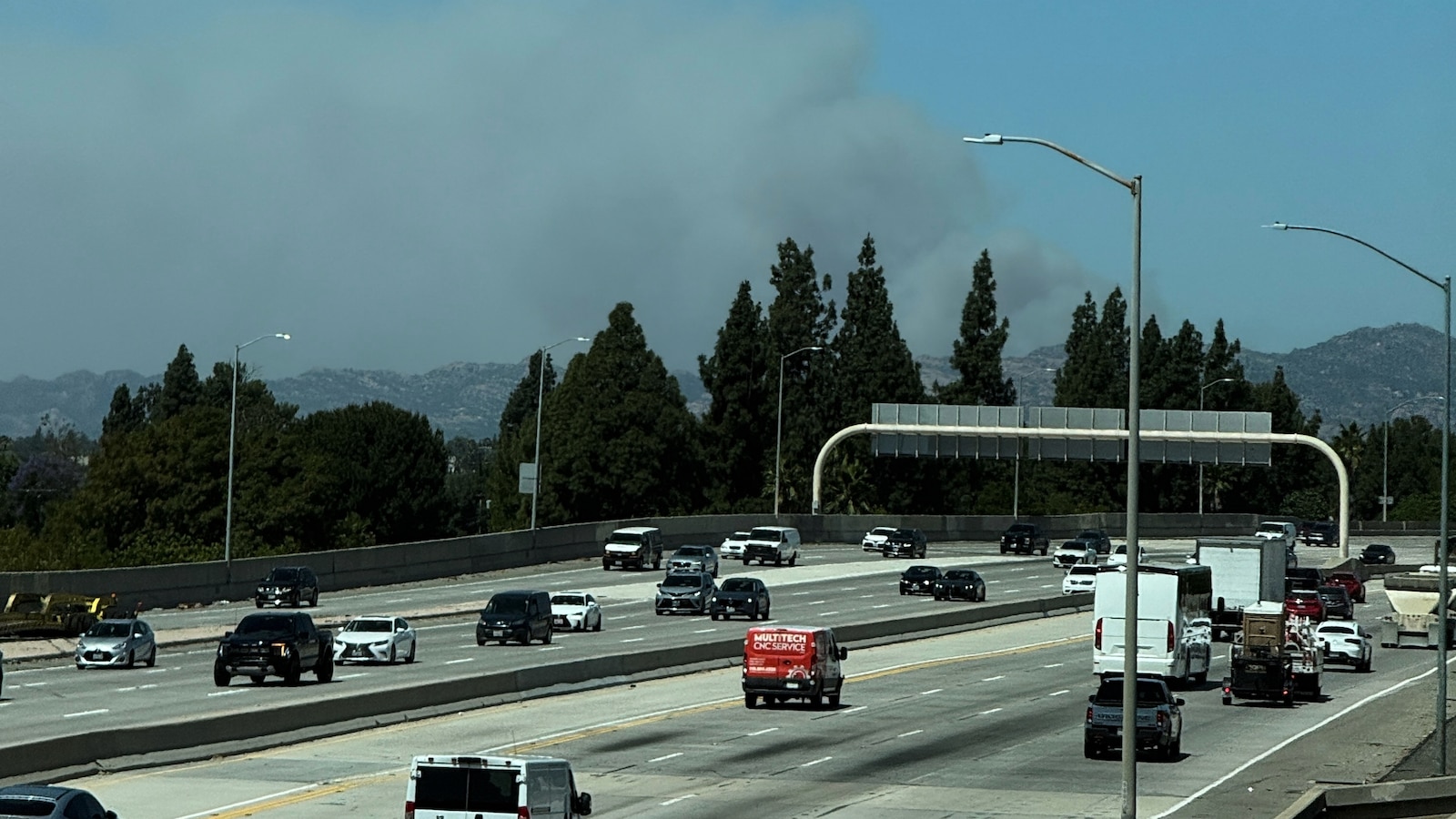  Fast-growing brush fire in Southern California threatens homes