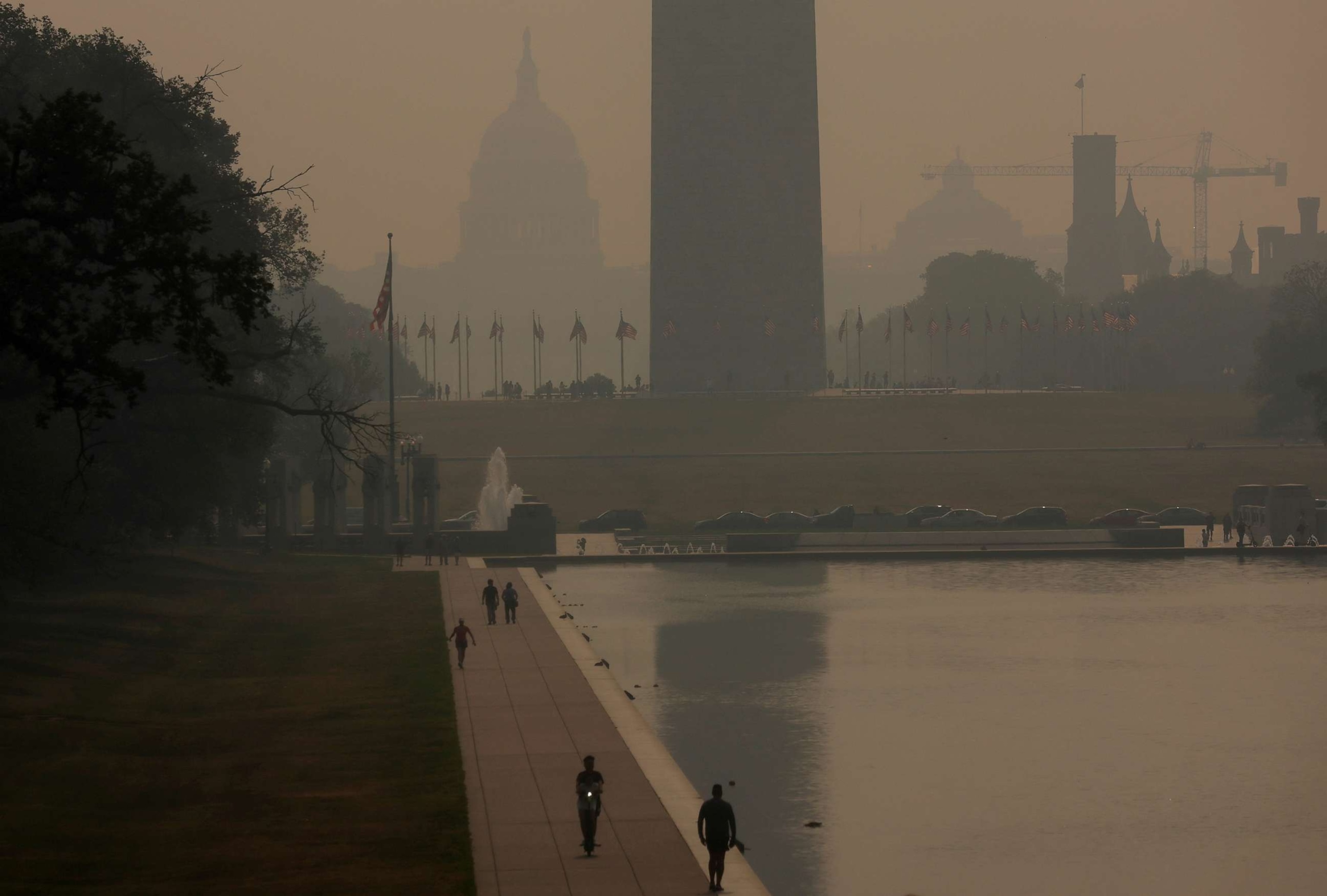 PHOTO: Smoke from wildfires in Canada blankets the Lincoln Memorial Reflecting Pool and the National Mall in Washington, D.C., June 7, 2023.