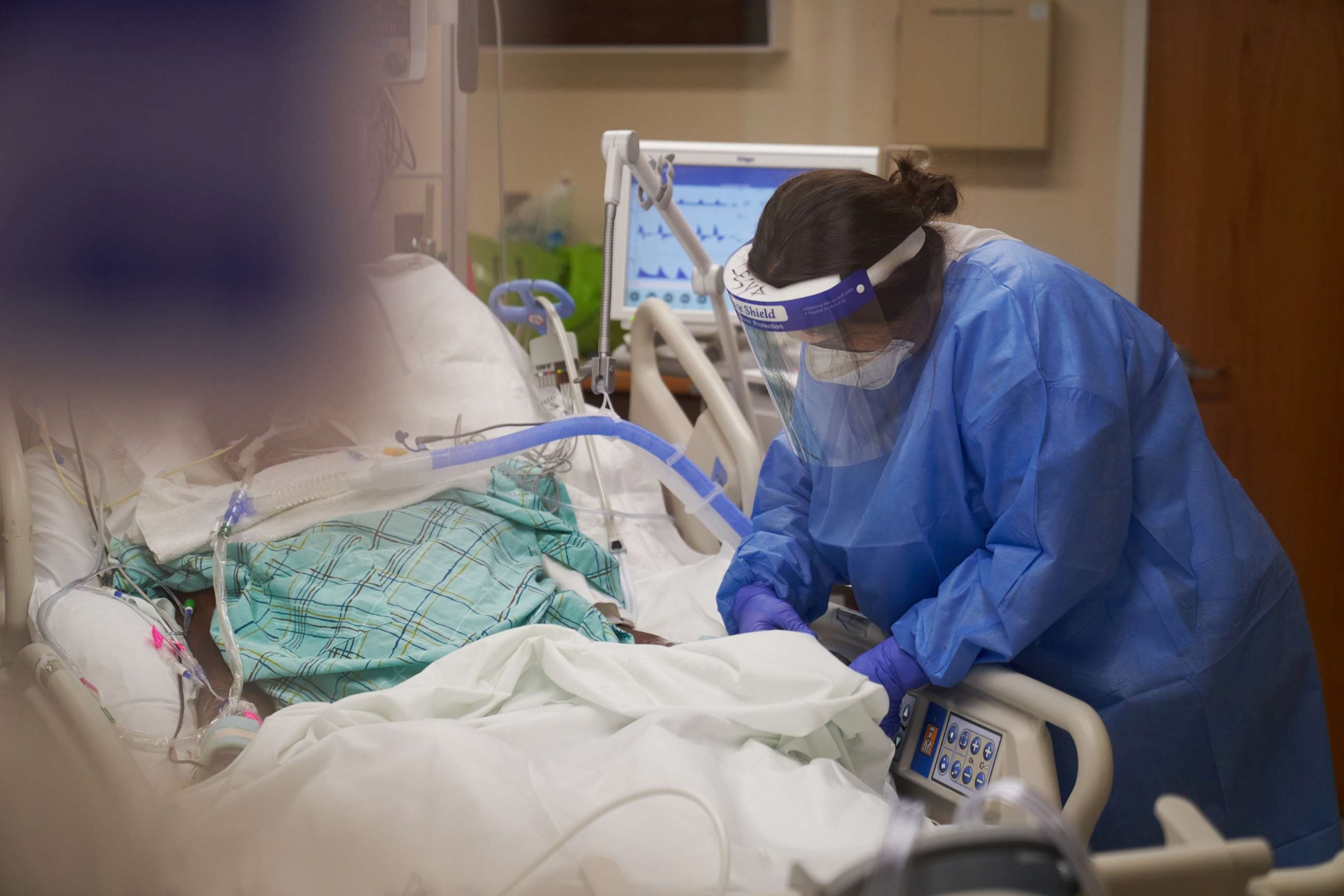 PHOTO: A healthcare worker treats a Covid-19 patient on the Intensive Care Unit (ICU) floor at Hartford Hospital in Hartford, Conn., on Jan. 31, 2022.