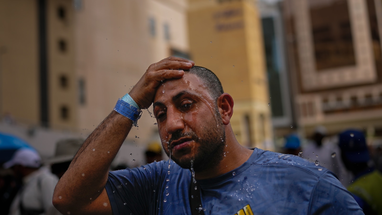 على خلفية القلق من الحرب، يشرع المسلمون في أداء فريضة الحج السنوية في ظل الحر الشديد