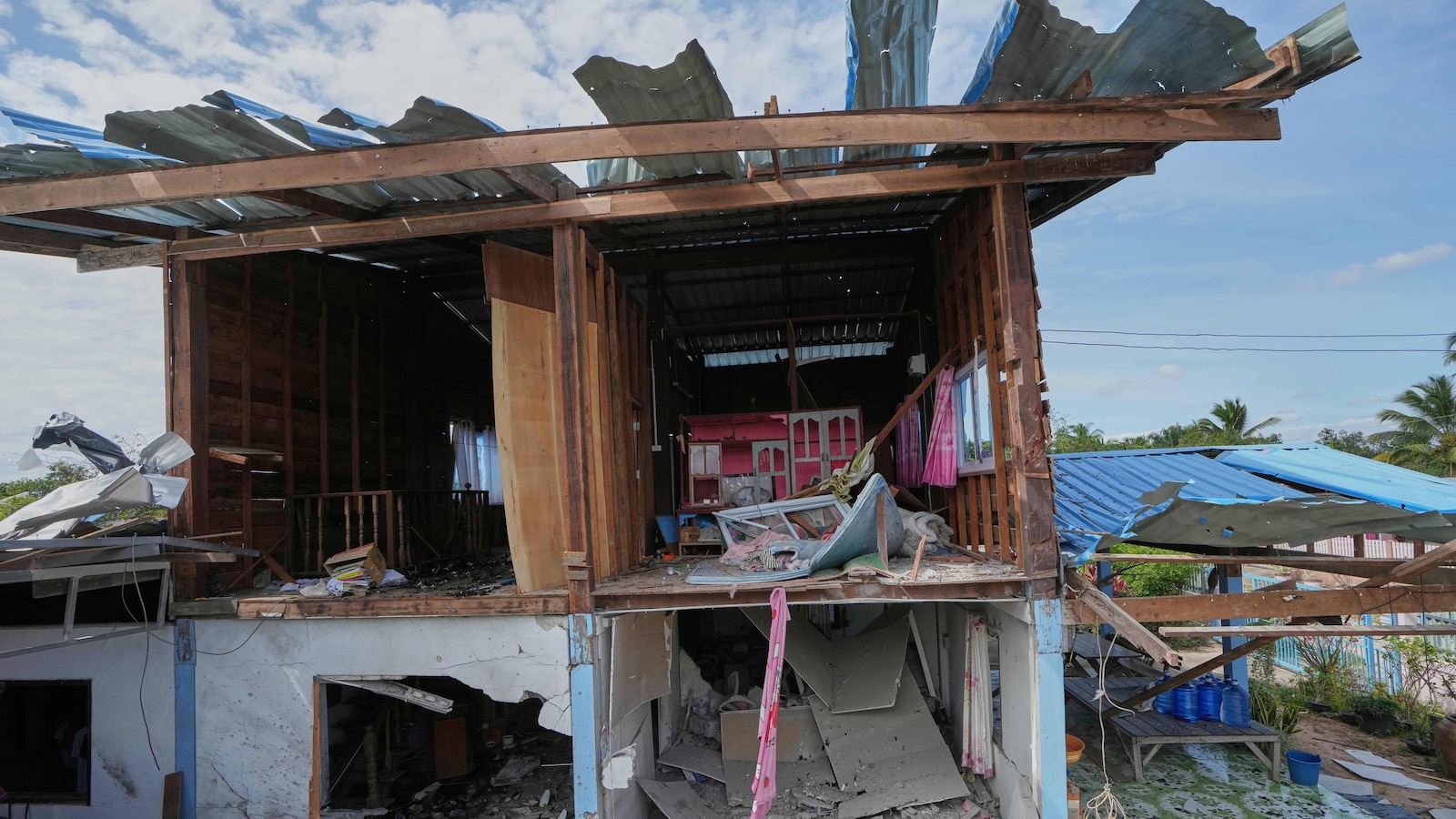 قالت تايلاند إن إطلاق صواريخ من كمبوديا أدى إلى مقتل أول مدني في حرب حدودية جديدة