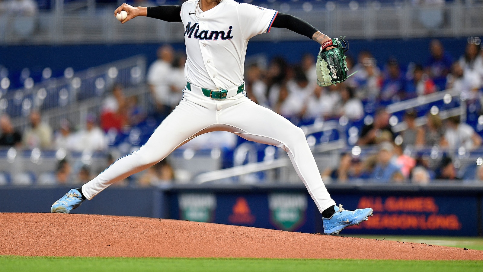 Marlins Edge Nationals 4-2 Behind Homers from Hernández, Marsee