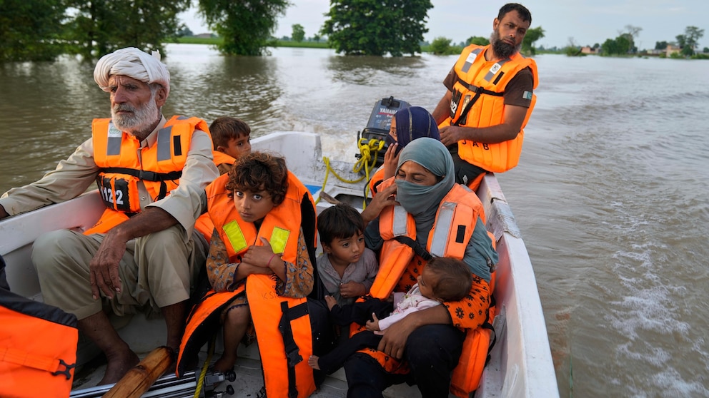 Floods leave 32 dead in Indian-controlled Kashmir as over 150,000 displaced - ABC News