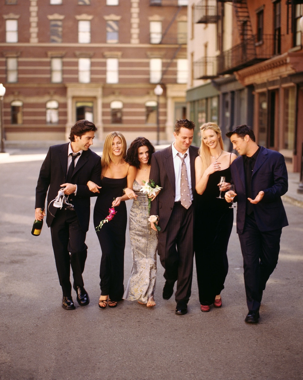 PHOTO: David Schwimmer as Ross Geller, Jennifer Aniston as Rachel Green, Courteney Cox as Monica Geller, Matthew Perry as Chandler Bing, Lisa Kudrow as Phoebe Buffay, Matt LeBlanc as Joey Tribbiani. 