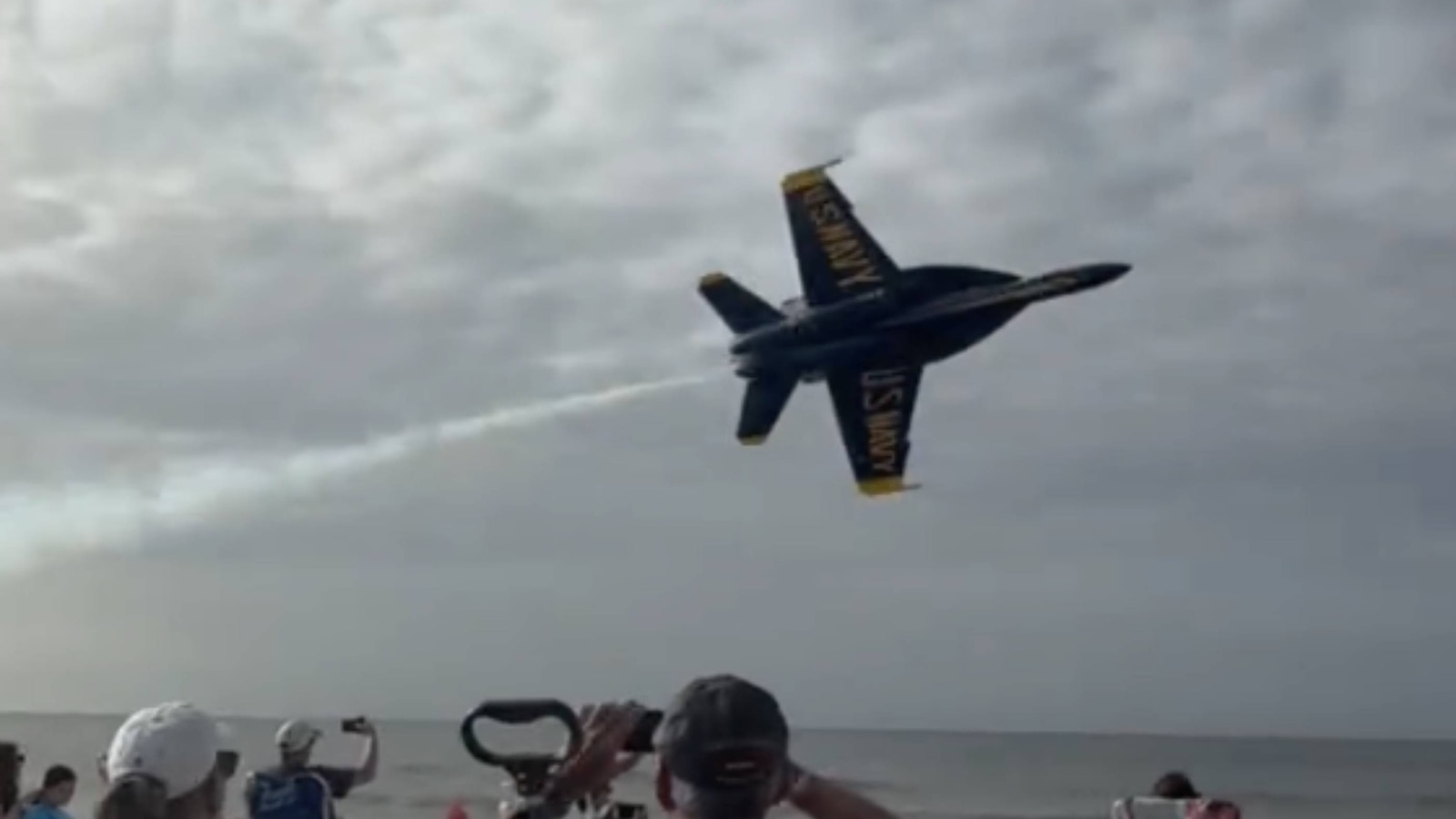 تقوم شركة Blue Angels بإجراء مراجعة بعد تحليق طائرة نفاثة فوق مرتادي الشواطئ في فلوريدا