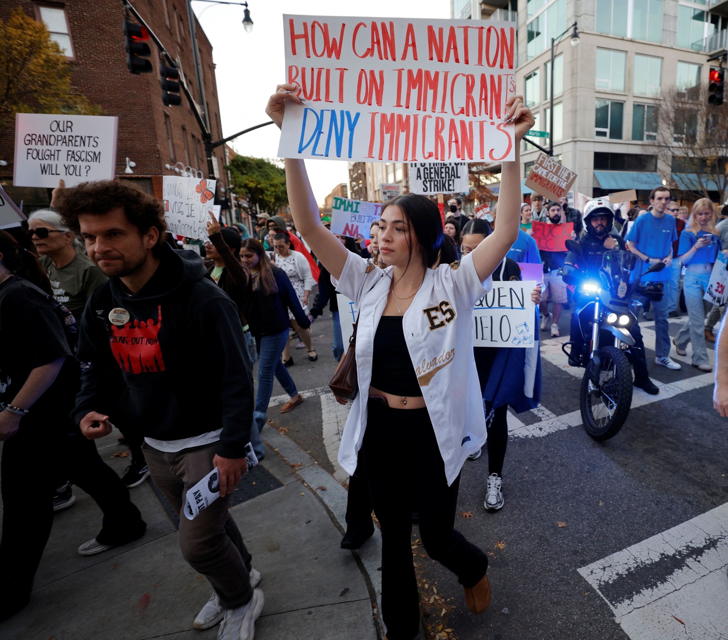 Foto: Pessoas protestam enquanto autoridades federais de imigração conduzem uma operação na Carolina do Norte