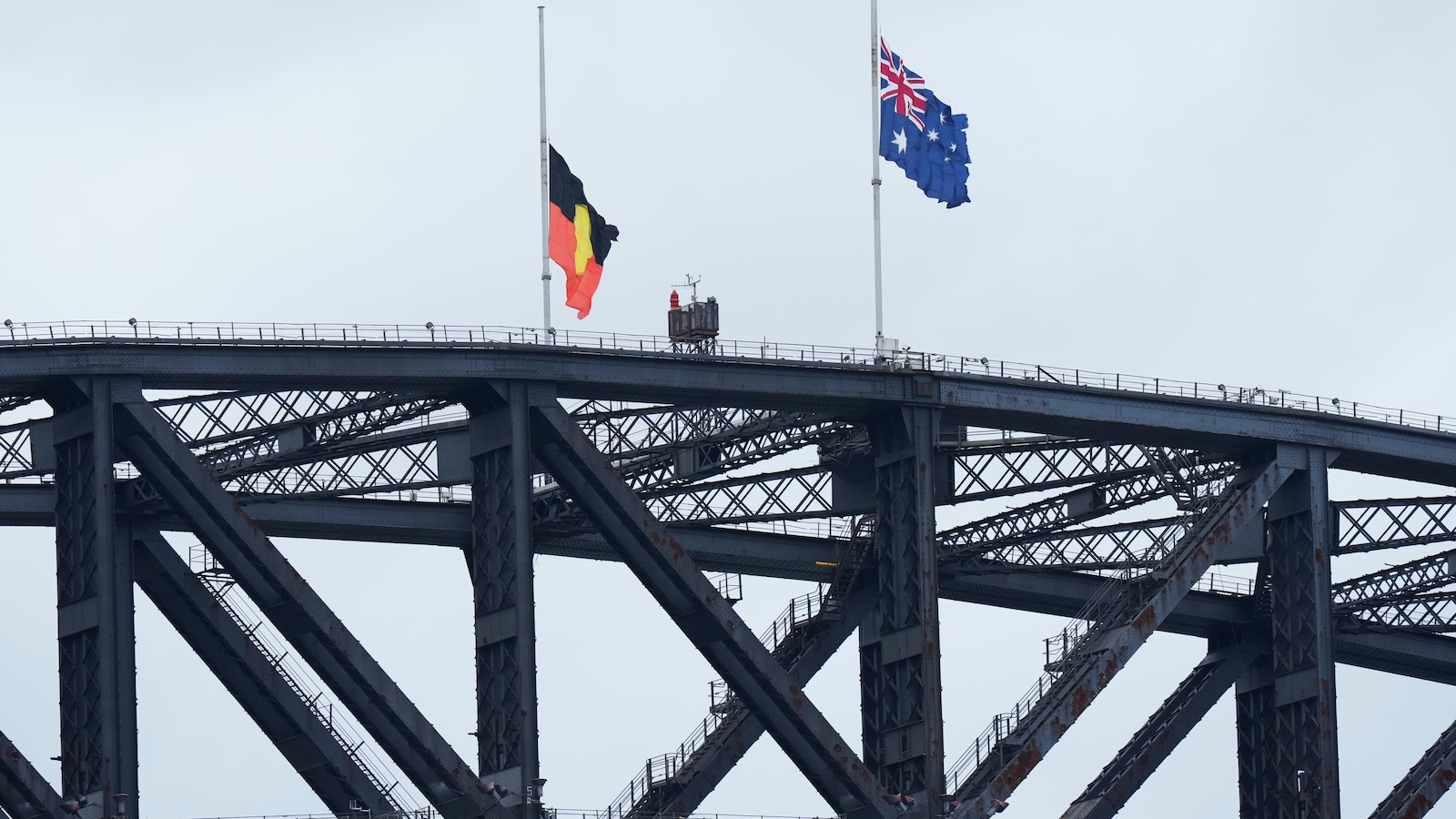 تبحث الشرطة عن رجل على صلة بمقتل 3 أشخاص بالرصاص في بلدة أسترالية صغيرة