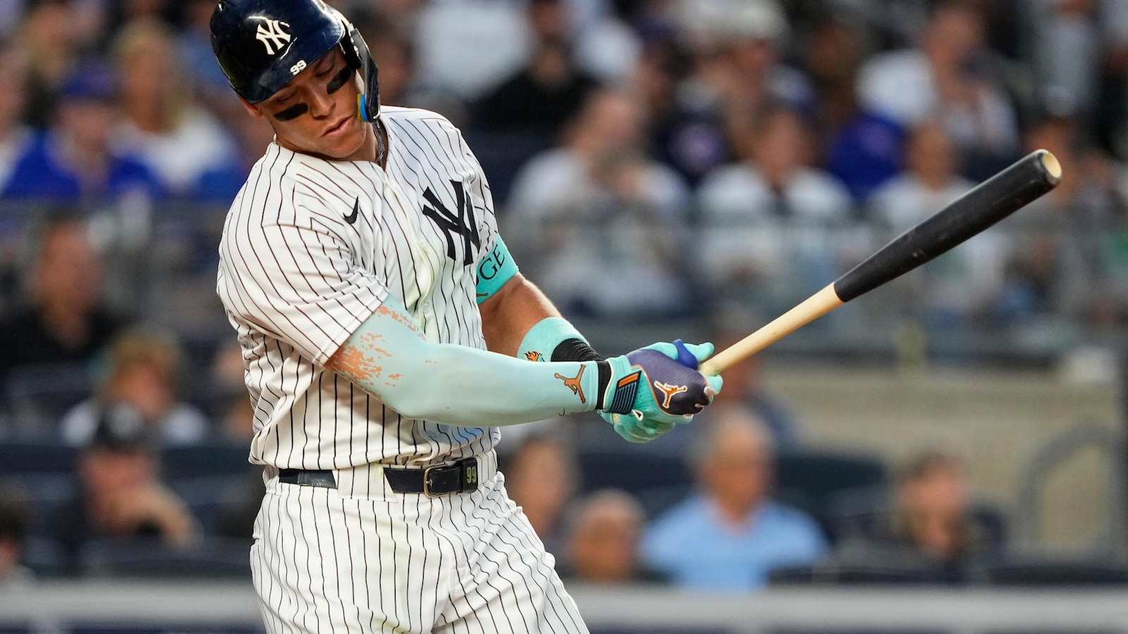 Yankees' Aaron Judge makes 3 outstanding catches, robs Cubs' Pete Crow-Armstrong of home run