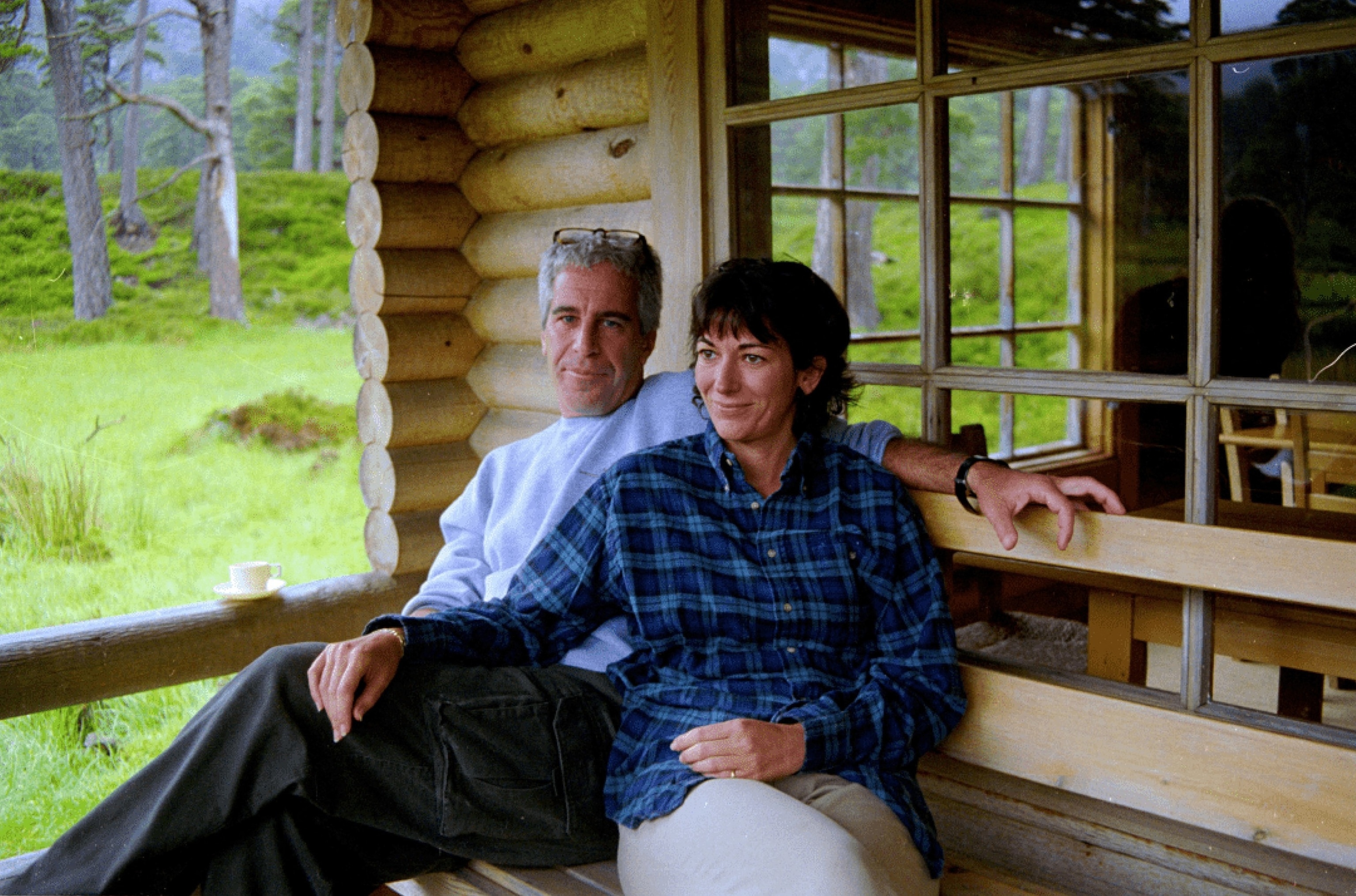 FOTO: Esta fotografía sin fecha proporcionada por el Departamento de Justicia de EE. UU. el 19 de diciembre de 2025 muestra a Jeffrey Epstein, un rico financiero estadounidense que murió en prisión en 2019 mientras esperaba juicio por cargos de tráfico sexual de niñas menores de edad, y su socia Ghislaine Maxwell.