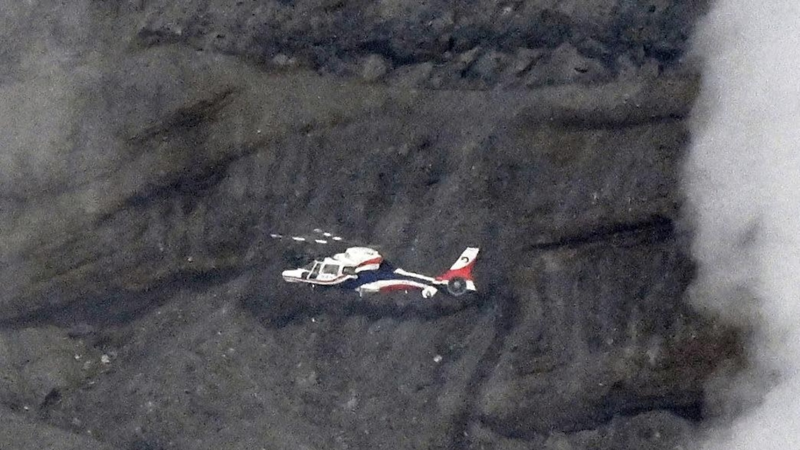 Спасителите са забелязали останки за които се смята че са