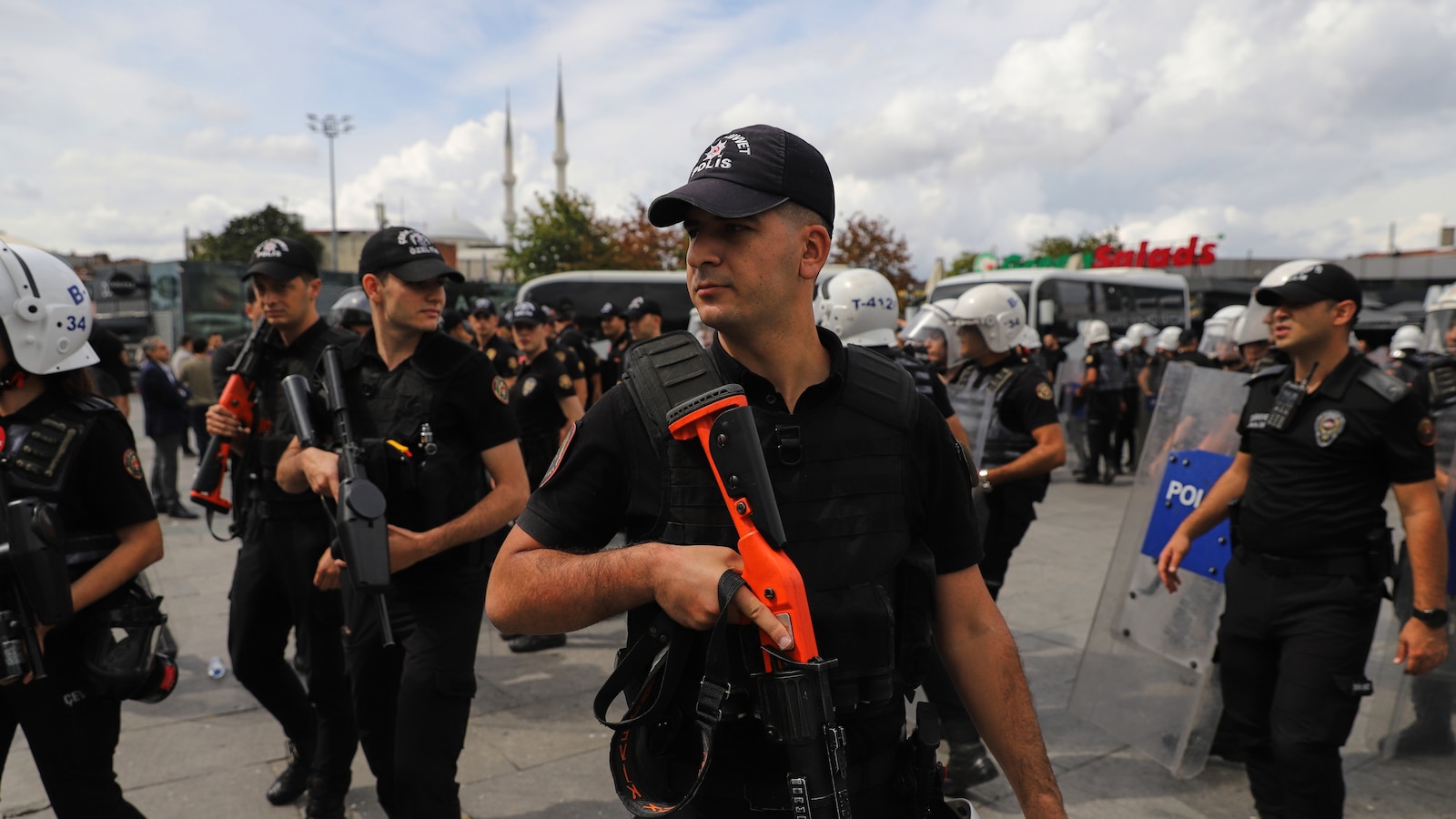 Полицията задържа десетки по време на протест в сградата на съда в Истанбул срещу репресиите на ЛГБТК+ лицата