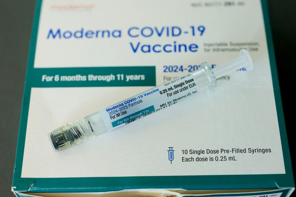 PHOTO: Moderna  COVID-19 vaccine fills a syringe at Borinquen Health Care Center on May 29, 2025 in Miami, Florida.