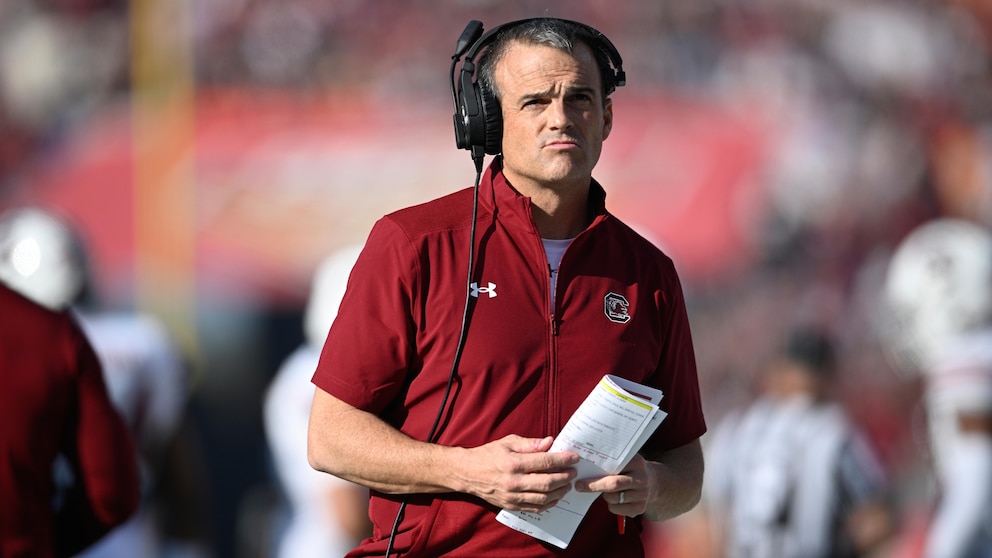 In test of loyalties, former Virginia Tech coach Frank Beamer wears South  Carolina black for son - ABC News