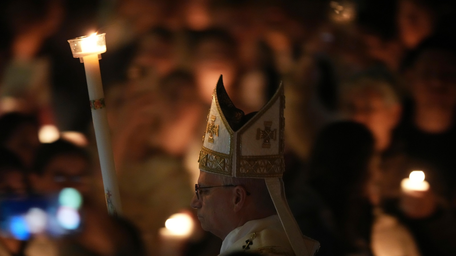 البابا ليو الرابع عشر يحتفل بأول ليلة عيد الفصح ويدعو إلى الوئام والسلام في عالم مزقته الحرب