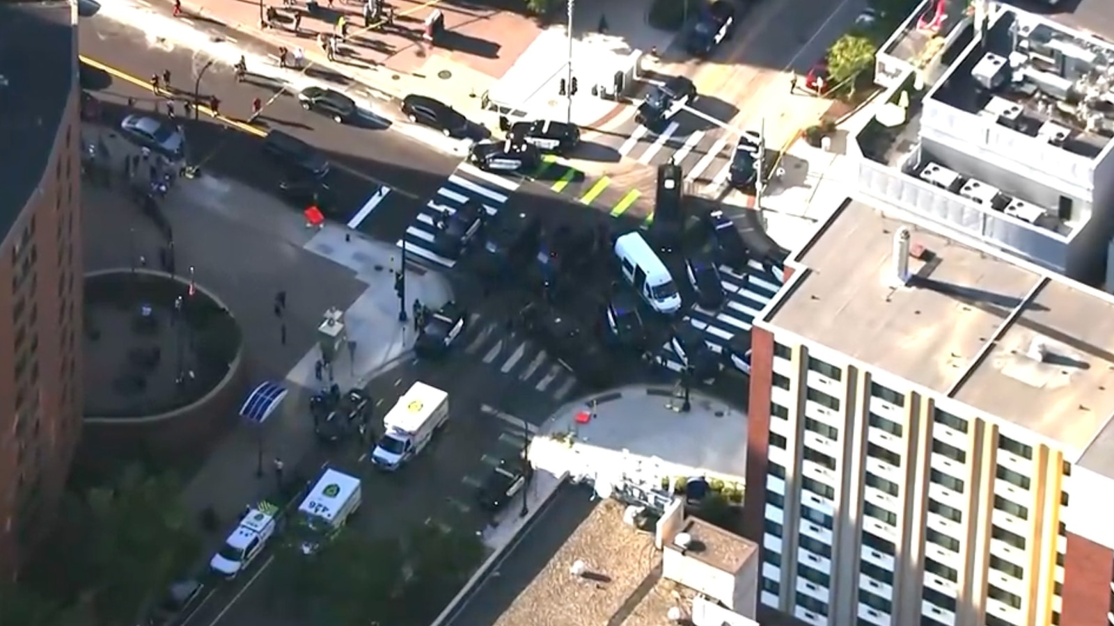 DEVELOPING: There are multiple victims, including two police officers, in a shooting in downtown Minneapolis, according to city officials.

Read more: <https://
