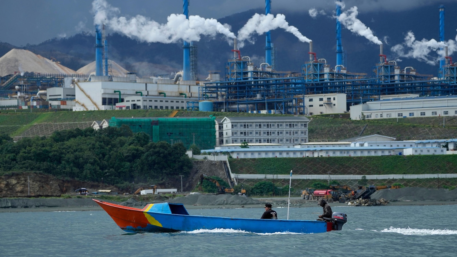 Индонезия затяга контрола върху никела, докато САЩ и Китай се борят за критични минерали