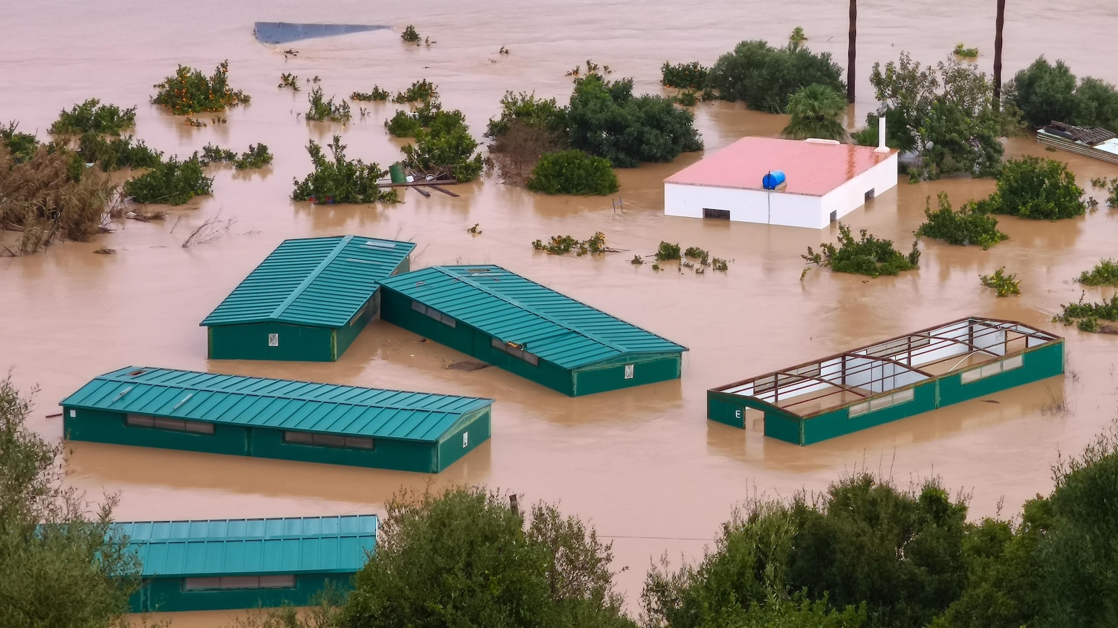 Бурята Леонардо връхлетя Испания и Португалия, оставяйки 1 загинал и едно момиче изчезнало