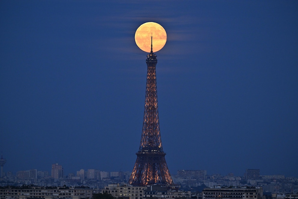 PHOTO: The full Harvest Supermoon rises over Paris, with a view of the Eiffel