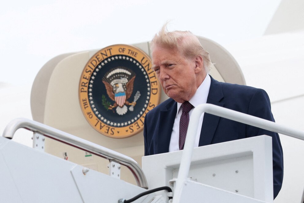 PHOTO: U.S. President Donald Trump arrives at Joint Base Andrews