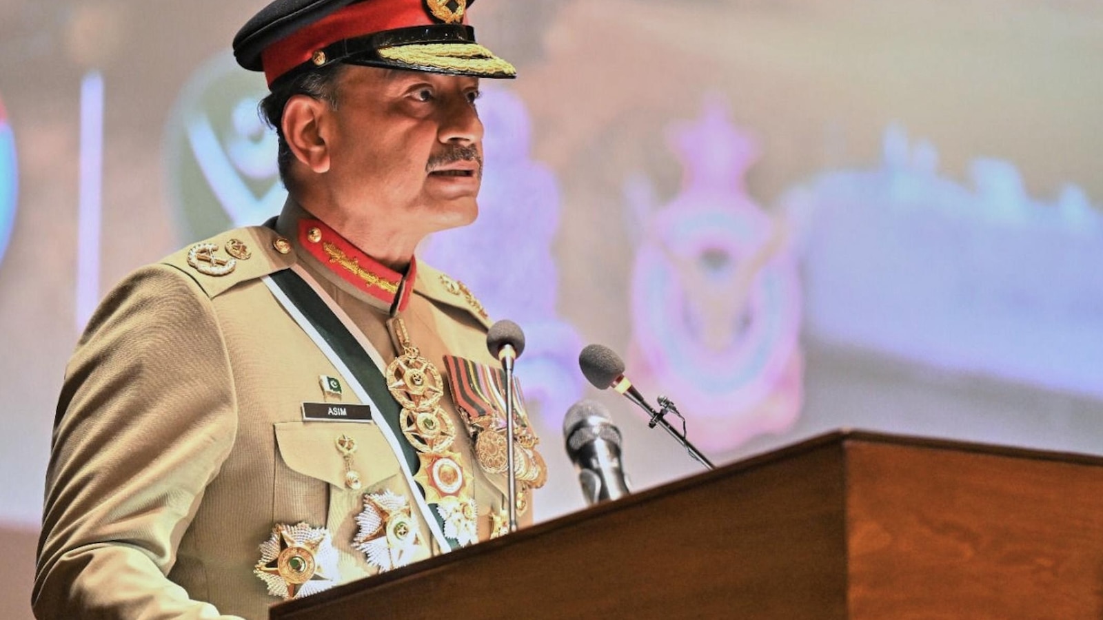 Саудитска Арабия присъжда на могъщия командващ армията на Пакистан най-високото национално отличие след пакта за отбрана