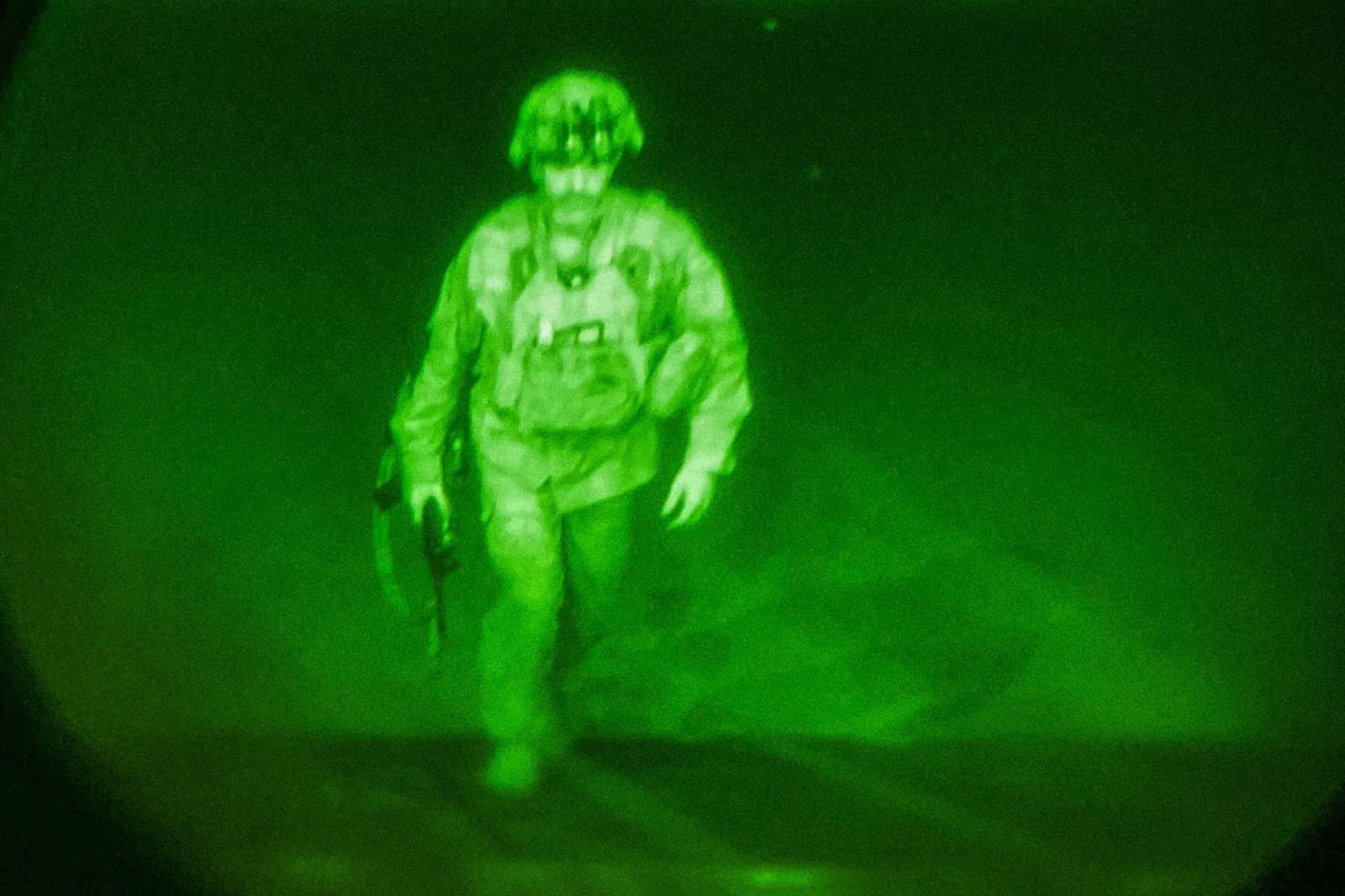 PHOTO: Last American Soldier leaves Afghanistan