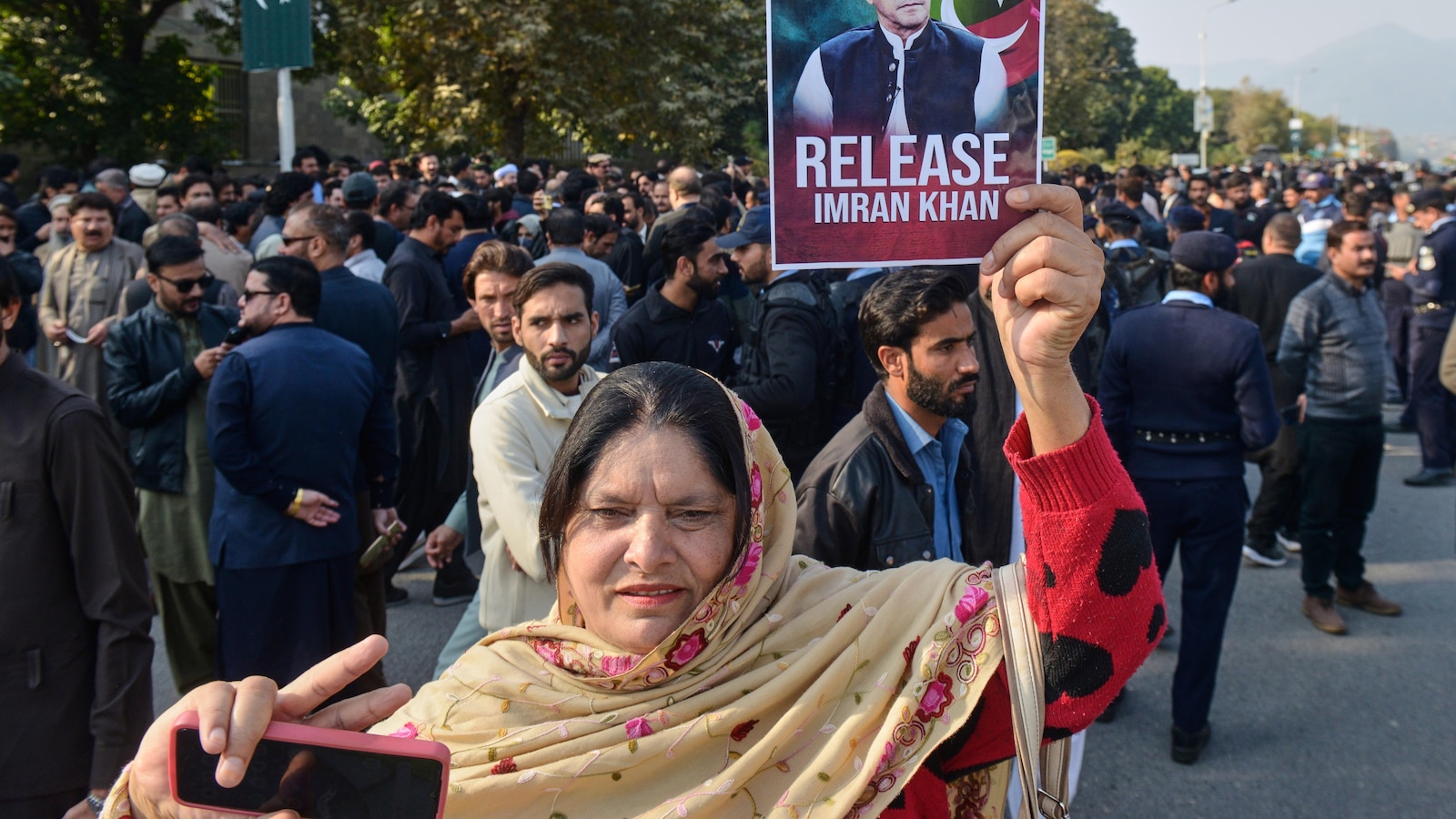 Сестра на затворения бивш министър председател на Пакистан Имран Хан казва