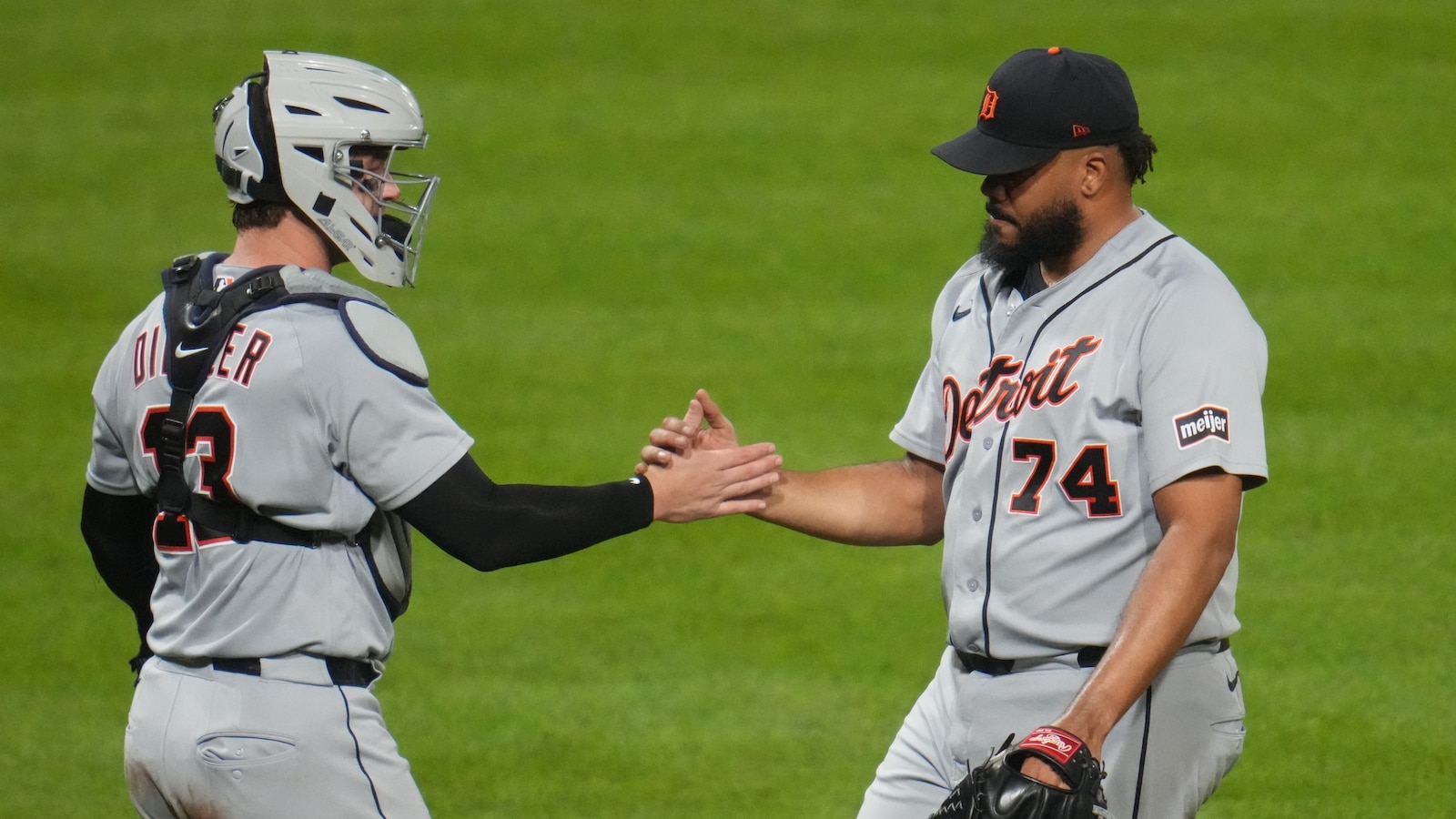 Tigers Climb Into Wild-Card Tie With 8-5 Win Over Pirates