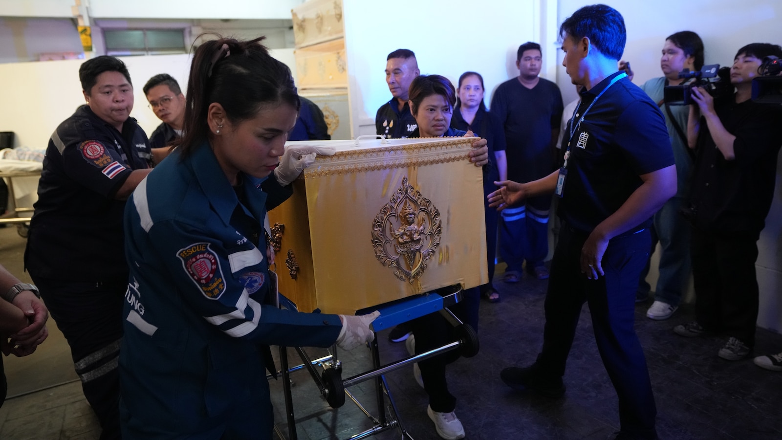 Семейства извличат тела след най-малко 7 убити при стрелба край Банкок