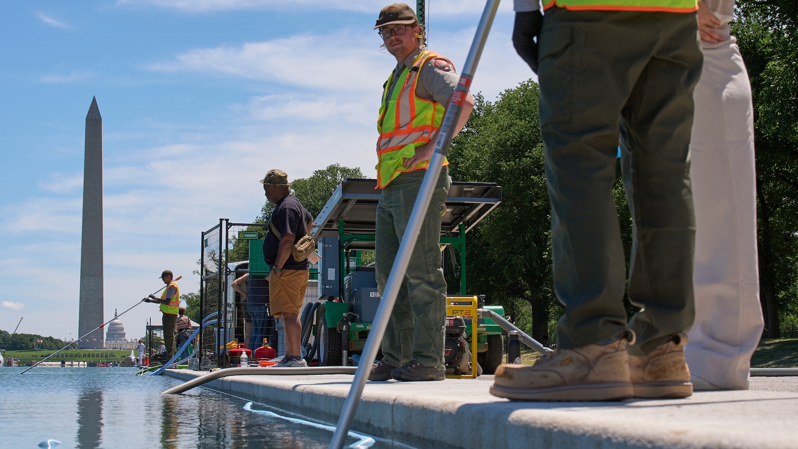 Trump administration uses hydrogen peroxide against algae in Reflecting Pool Trump administration uses hydrogen peroxide against algae in Reflecting Pool