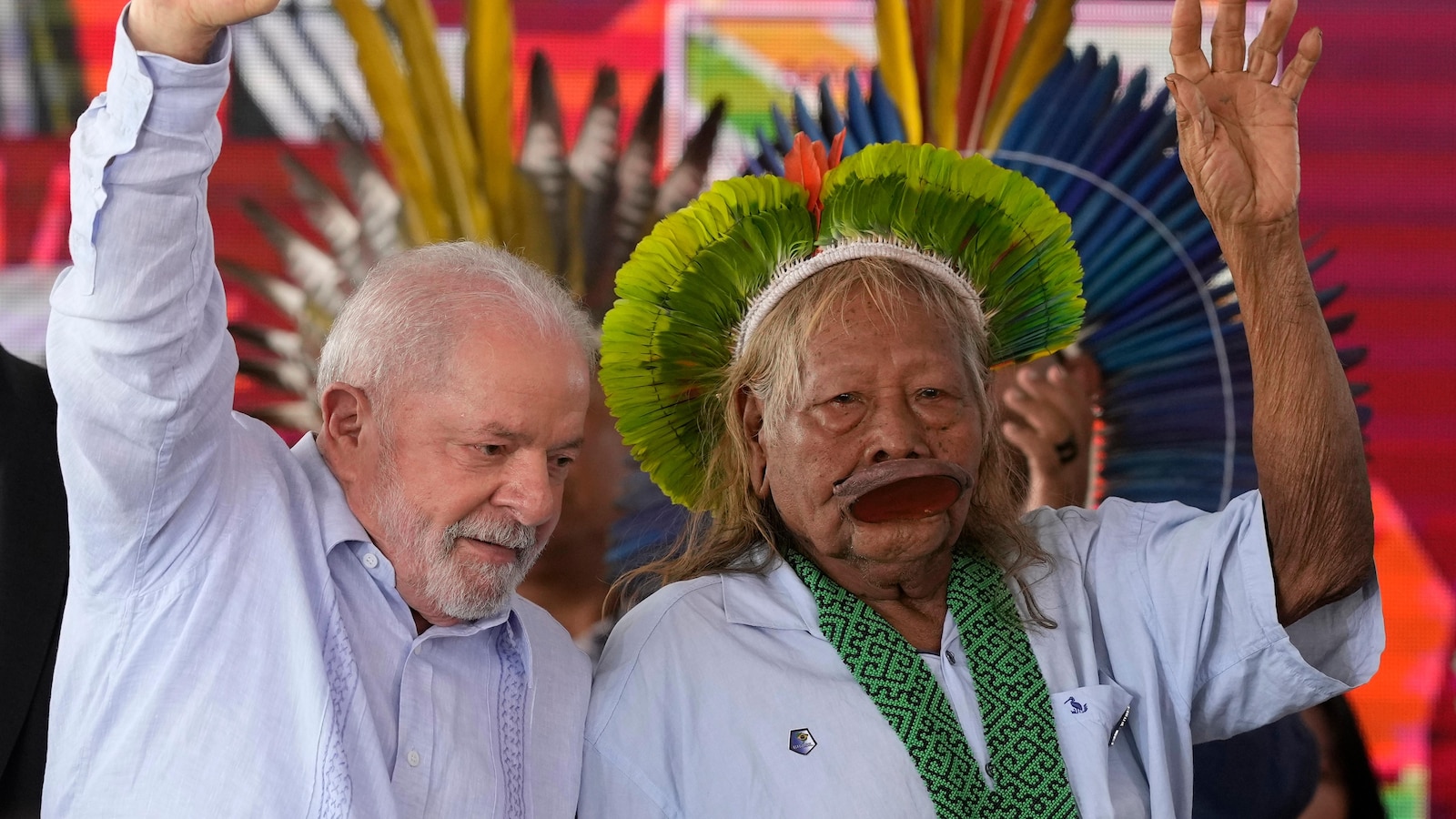 ويدعم زعيم السكان الأصليين في البرازيل راوني لولا على الرغم من الاحتجاجات ضد السكك الحديدية في منطقة الأمازون